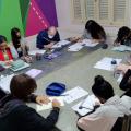jovens estão sentados à mesa. todos desenham. #paratodosverem 