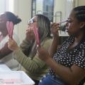 três mulheres seguram espelho e se maquiam. #paratodosverem