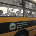 close de veículo escolar com crianças dentro. #paratodosverem