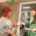 agente entrega panfleto a mulher #paratodosverem 
