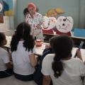 crianças assistem a explicação #paratodosverem