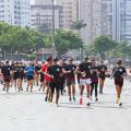 Corredores participam de corrida na praia. #Paratodosverem