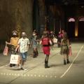 crianças desfilam em ´rea demarcadas por luzes no piso em imóvel antigo