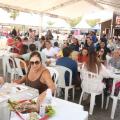pessoas comendo na festa #paratodosverem