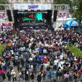 pessoas em frente a palco #paratodosverem