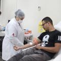 homem doando sangue #paratodosverem