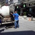 Limpeza retira 80kg de detritos da rede de drenagem da Rua Amador Bueno, em Santos