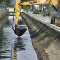 máquina limpando o canal #paratodosverem