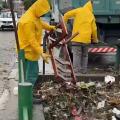 operários retirando lixo da drenagem #paratodosverem