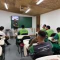 alunos tendo aula #paratodosverem 