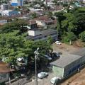 imagem área de terreno cercado por arvores e casas ao fundo #paratodosverem