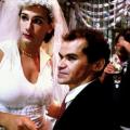 homem e travesti vestido de noiva em cena do filme #paratodosverem