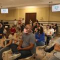 Servidores sentados assistindo apresentação #paratodosverem