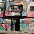 Fachada colorida da escola #paratodosverem