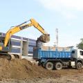 máquina coloca areia em caminhão #paratodosverem