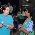 duas mulheres conversando de frente #paratodosverem