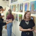 mulher mostra quadros #paratodosverem 
