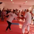 instrutor faz movimento com mulher #paratodosverem
