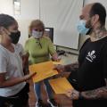 criança entrega carta para representante de organização #paratodosverem