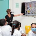 professora aponta a alunos figura em quadro #paratodosverem 