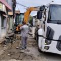 homens e caminhão atuando em obra #paratodosverem 