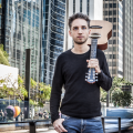 homem segura violão #paratodosverem
