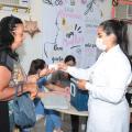 farmacêutica entrega remédio a mulher #paratodosverem