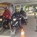 motociclistas sob tenda. #paratodosverem 