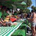 Clientes comprando produtos na feira livre #paratodosverem