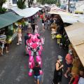 Robô gigante anima feiras de Santos no último dia do ano