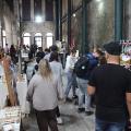 pessoas andando na feira #paratodosverem