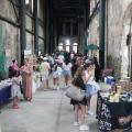 pessoas olhando produtos em feira #paratodosverem
