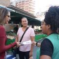 agente distribui panfletos em feira #paratodosverem 