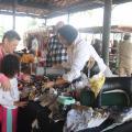 pessoas olhando produtos em feira #paratodosverem