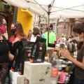 Mulher é servida em tenda de café no bulevar da XV de Novembro. #pracegover