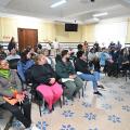 expositores sentados durante reunião #paratodosverem 