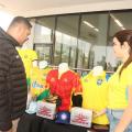homens olham camisas a venda #paratodosverem