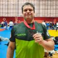 Judoca Felipe Amorim com a medalha. #paratodosverem