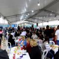 pessoas participando da festa #paratodosverem