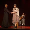 duas atrizes em cena em peça de teatro #paratodosverem