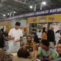 pessoas comendo na festa inverno #paratodosverem