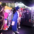 Personagens infantis se apresentam em palco para crianças. #pracegover