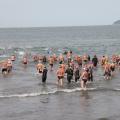 Nadadores entram no mar da Ponta da Praia. #paratodosverem