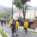 operários andam em cemitério #paratodosverem 