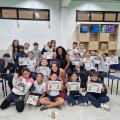alunos mostram cartazes  #paratodosverem