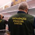 agentes olham preços em prateleiras #paratodosverem