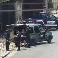 agentes da gcm ao lado de viatura escrevem em bloco de notas. #paratodosverem