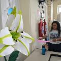 mulheres produzindo as flores #paratodosverem