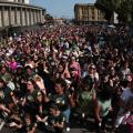 pessoas caminhando no centro #paratodosverem