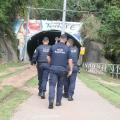 homens de costa andando em direção a túnel #paratodosverem